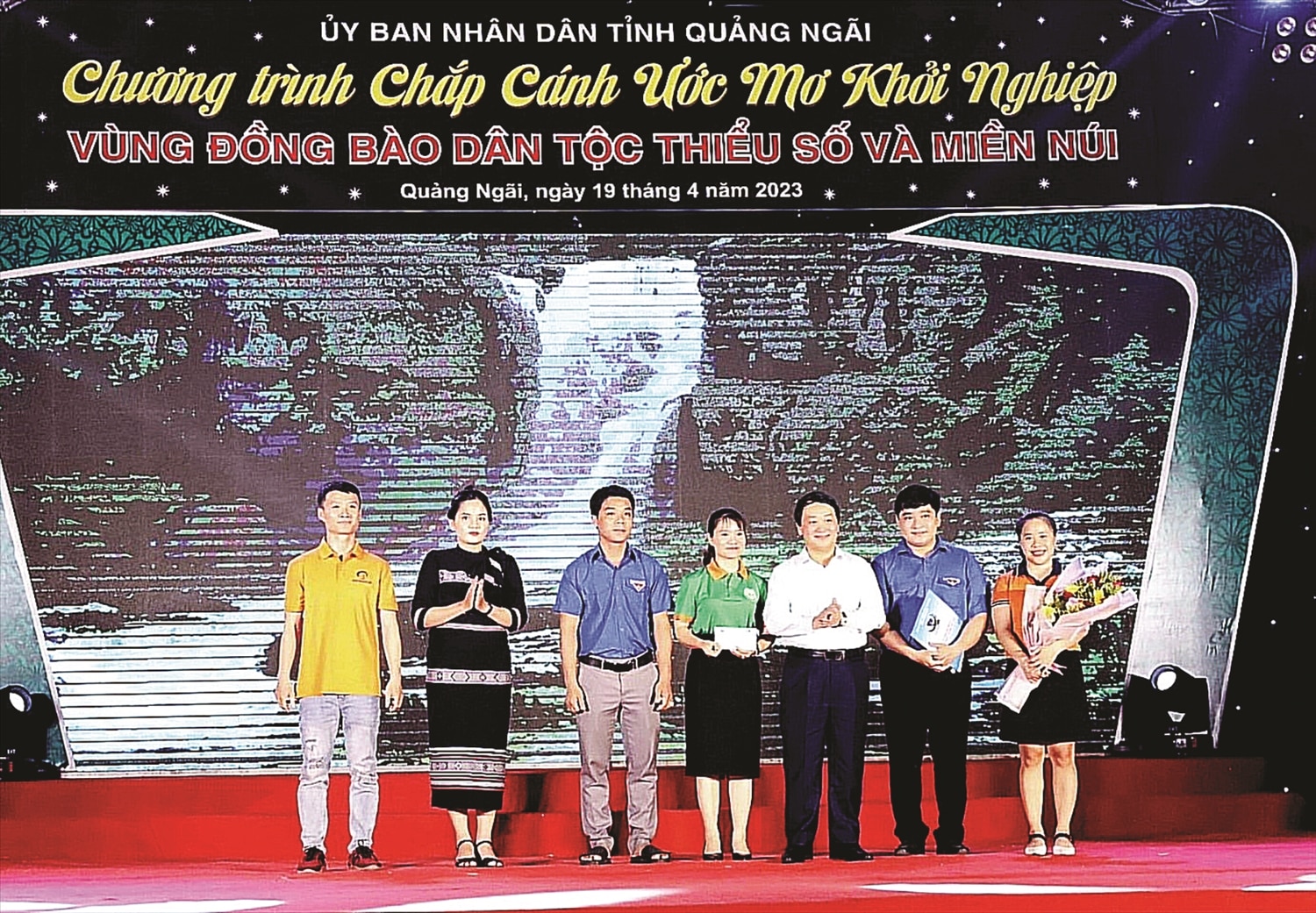 Bộ trưởng, Chủ nhiệm Ủy ban Dân tộc Hầu A Lềnh tặng quà cho CLB Thanh niên khởi nghiệp vùng đồng bào DTTS tỉnh Quảng Ngãi