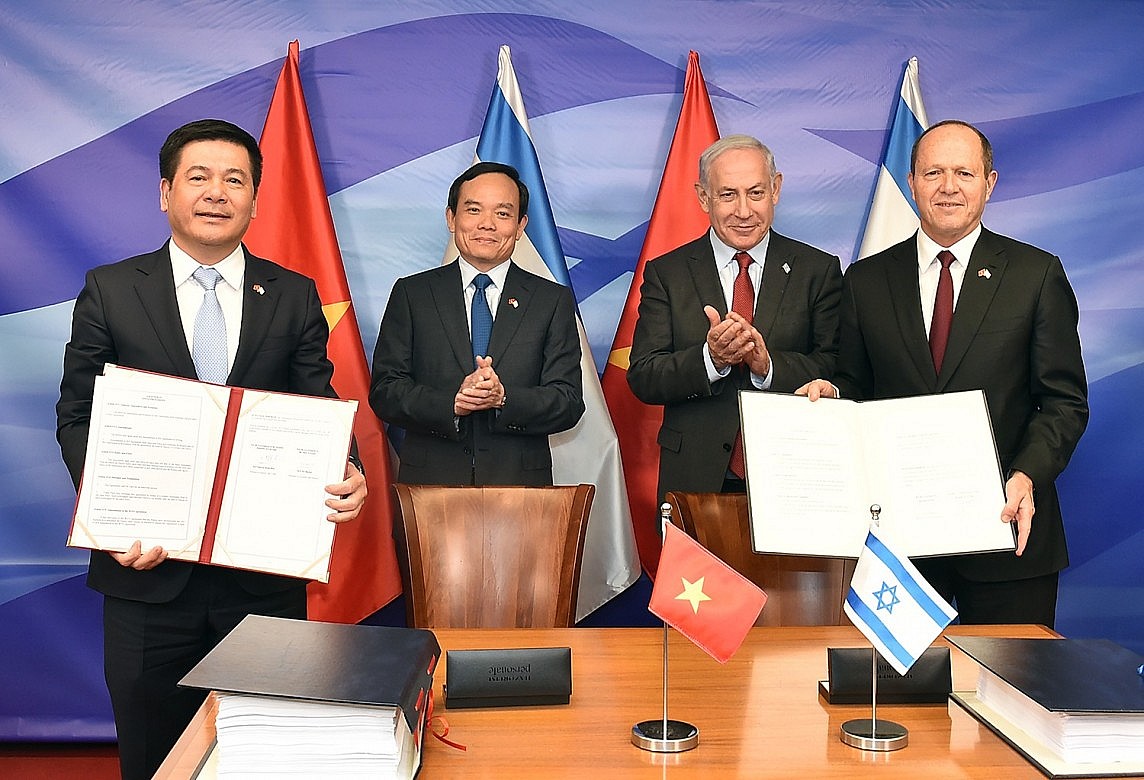 Bộ trưởng Bộ Công Thương Nguyễn Hồng Diên và Bộ trưởng Bộ Kinh tế và Công nghiệp Israel Nir Barkat ký kết Hiệp định Thương mại tự do Việt Nam - Israel (tháng 7/2023) Ảnh: VGP