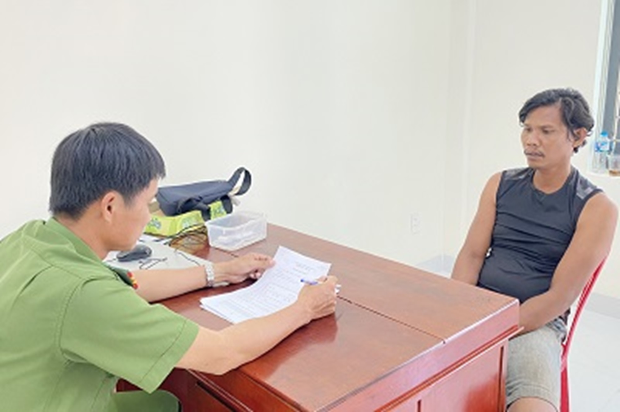 Khởi tố bị can xâm hại bé gái 8 tuổi - Ảnh 1. Bị can Thạch Ngọc Thật tại cơ quan công an