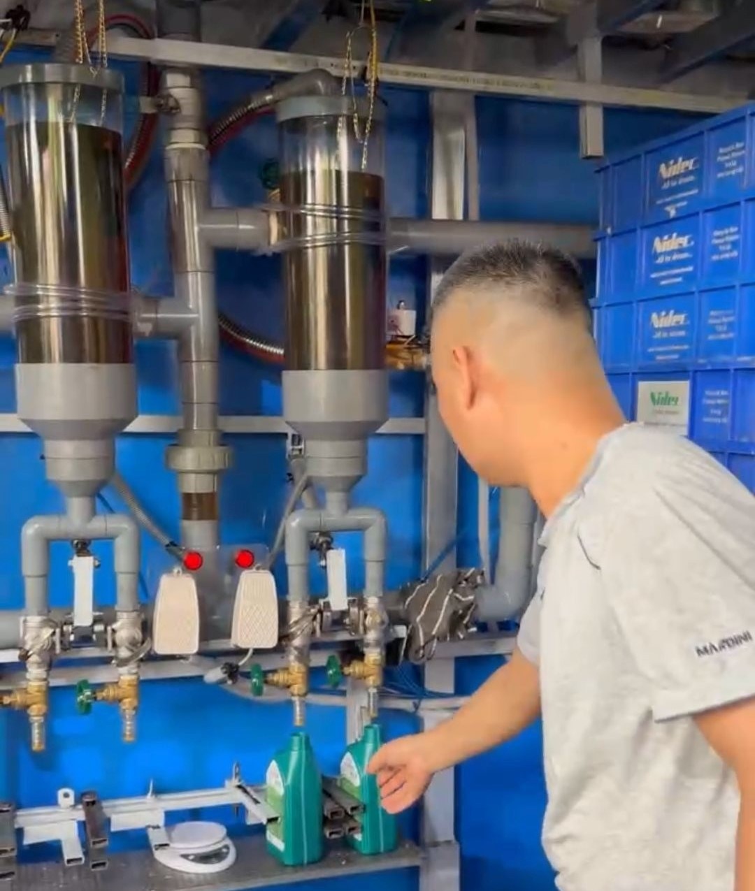 Dây chuyền sản xuất, đóng gói dầu nhờn động cơ không qua kiểm định của ông Nguyễn Văn Phương