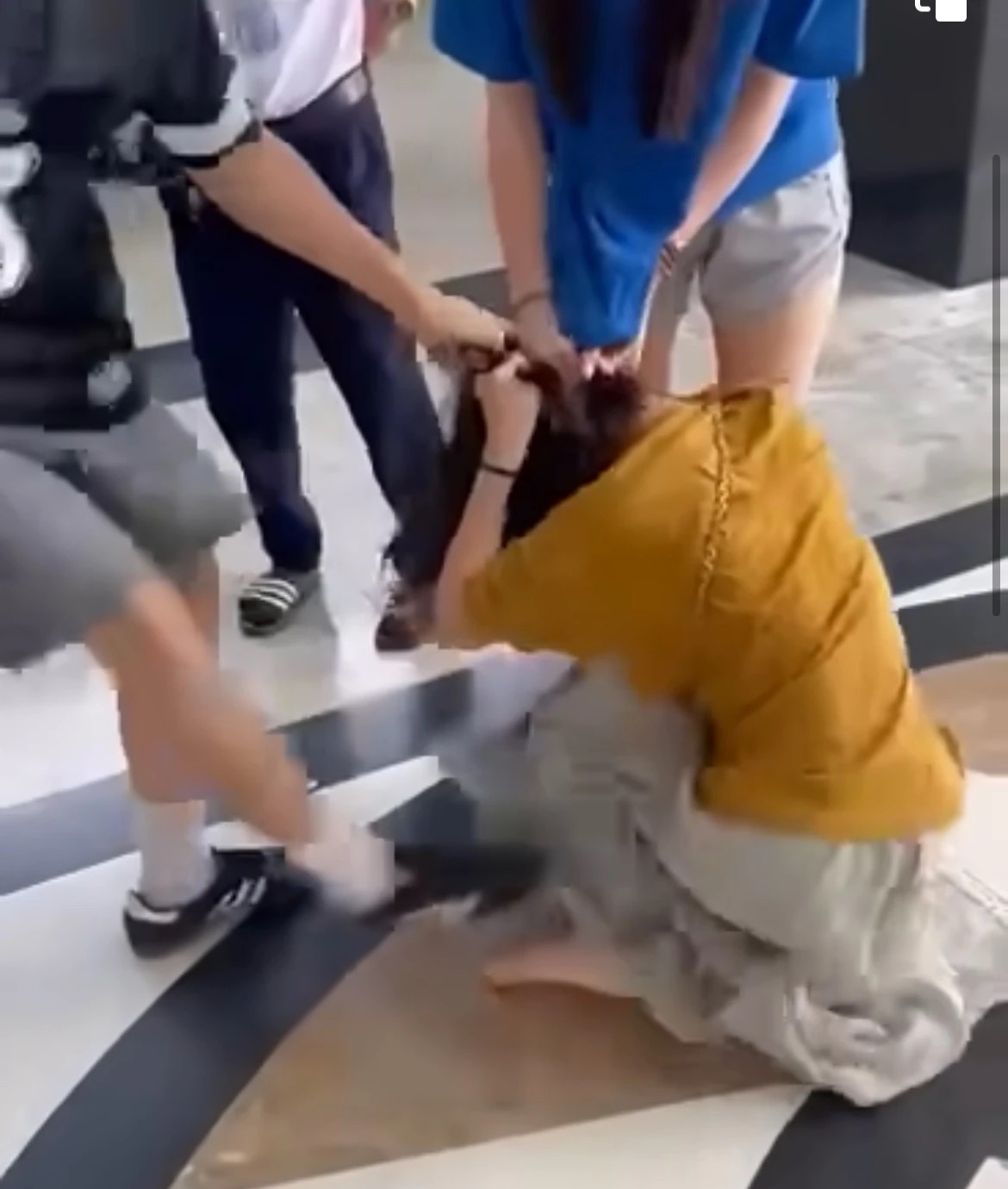 TP.HCM: Khởi tố hoa khôi một trường đại học trong vụ đánh ghen giùm bạn- Ảnh 1. TP.HCM: Khởi tố hoa khôi một trường đại học trong vụ đánh ghen giùm bạn- Ảnh 1.