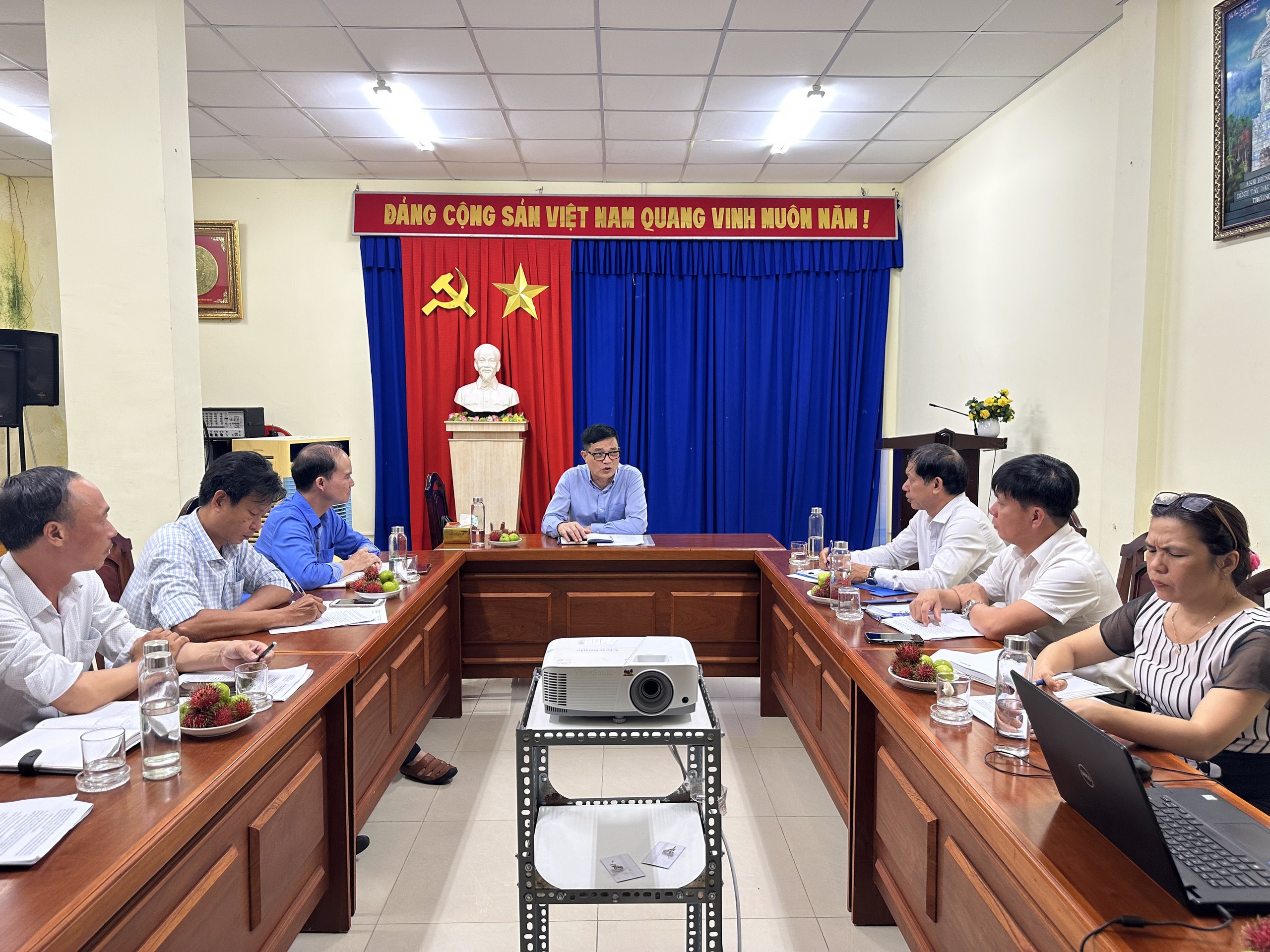 Không để chuyện 'vướng quy định' làm ảnh hưởng công tác quản lý an toàn thực phẩm- Ảnh 1. Ông Nguyễn Thanh Phong, Cục trưởng Cục ATTP (Bộ Y tế), chủ trì buổi làm việc chiều 23.5