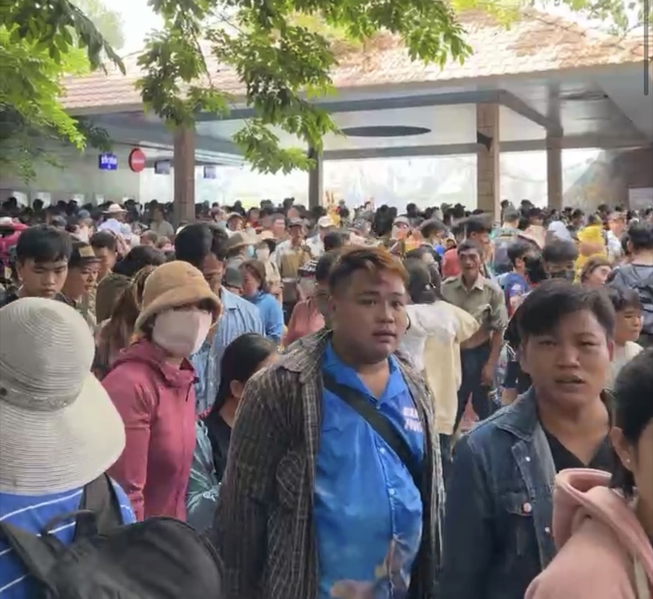CLIP: Khu du lịch ở Bình Dương đông nghẹt khách - Ảnh 1. CLIP: Khu du lịch ở Bình Dương đông nghẹt khách - Ảnh 1.