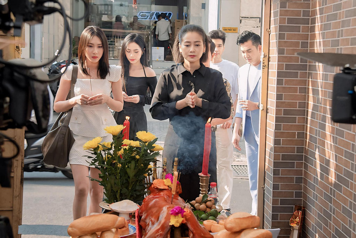 Cúng khai máy phim Định giá tình yêu - Ảnh: ĐPCC Cúng khai máy phim Định giá tình yêu - Ảnh: ĐPCC