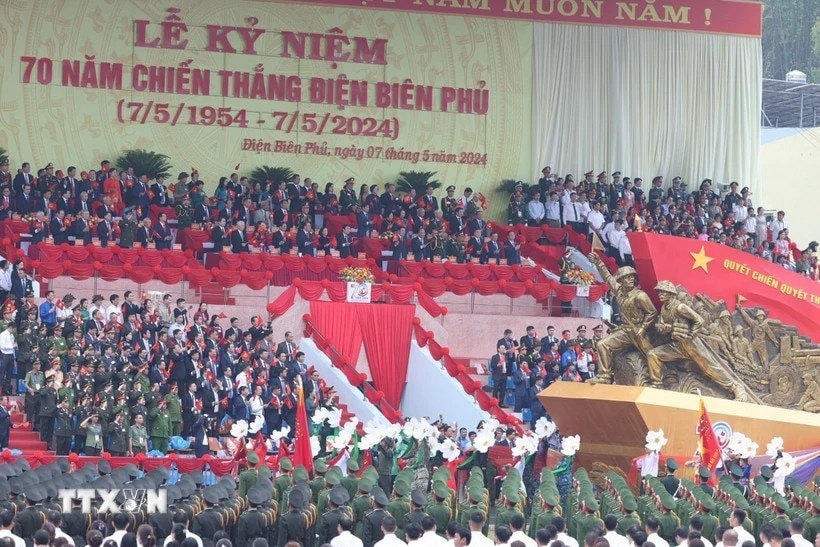 Các đại biểu trên khán đài tham dự Lễ kỷ niệm. (Ảnh: TTXVN)