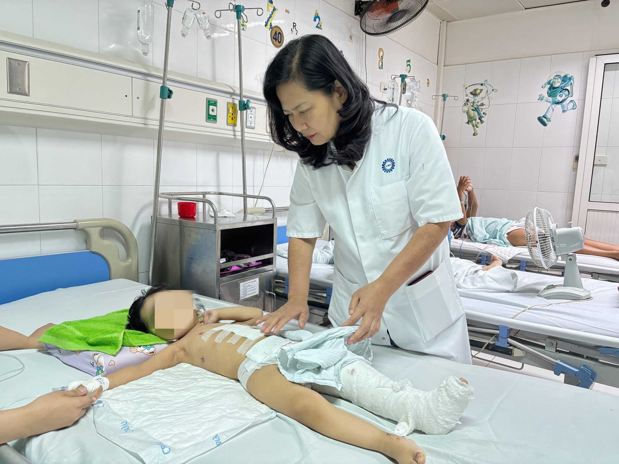 Bác sĩ Nguyễn Việt Hoa thăm khám lại cho bé gái 3 tuổi - Ảnh: Bệnh viện cung cấp