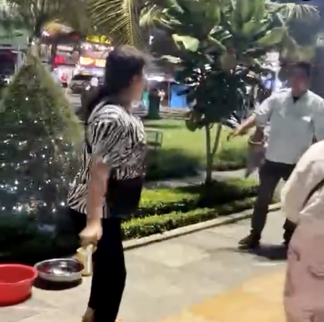 Làm rõ vụ người bán nước giải khát kề dao vào cổ thành viên đội trật tự đô thị- Ảnh 1. Người phụ nữ cầm dao đe dọa thành viên của Đội Trật tự đô thị TP.Quy Nhơn