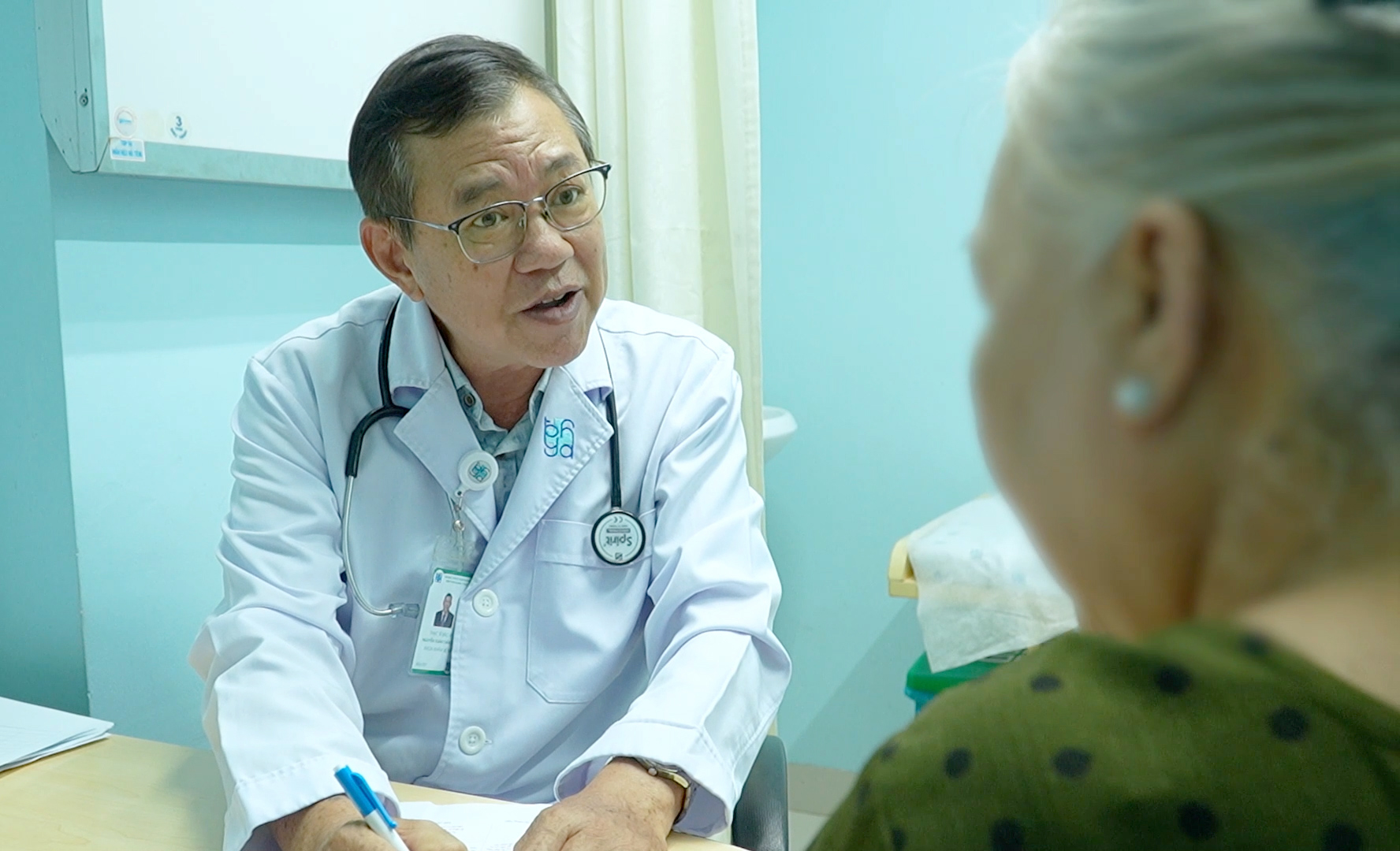 Làm thể nào để kiểm soát huyết áp ở mức ổn định?- Ảnh 1. Th.S-BS Nguyễn Xuân Tuấn Anh khám, tư vấn cho người bệnh tăng huyết áp