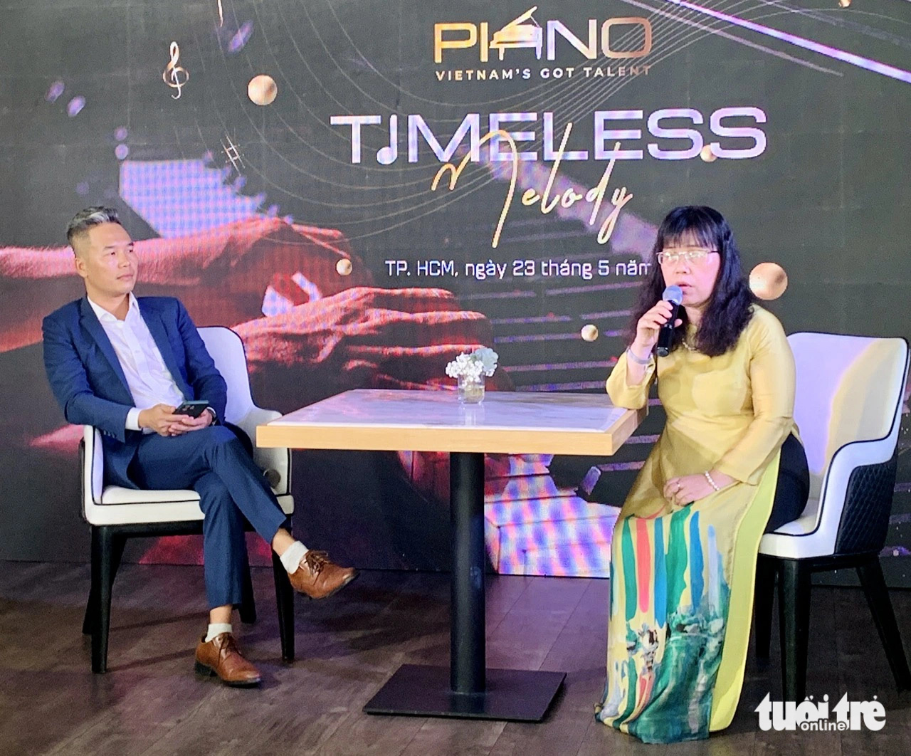 Lần đầu Học viện Âm nhạc Huế tổ chức cuộc thi Vietnam's Piano Got Talent- Ảnh 1. Bà Hà Mai Hương - giám đốc Học viện Âm nhạc Huế và ông Nguyễn Quốc Dũng - phó ban tổ chức cuộc thi - chia sẻ điểm đặc biệt của cuộc thi - Ảnh: HOÀI PHƯƠNG