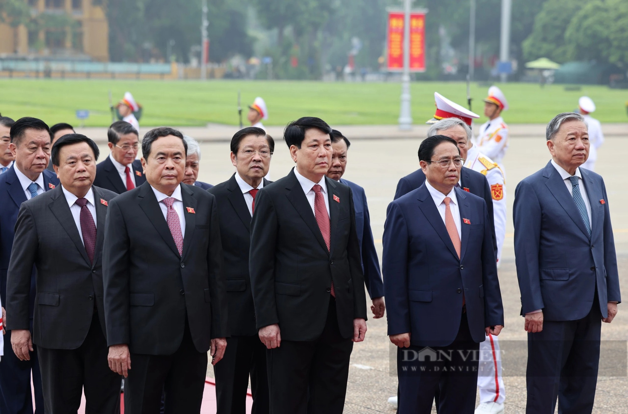 Ảnh ấn tượng tuần: Lãnh đạo Đảng, Nhà nước vào lăng viếng Bác và dàn xe hoa mừng ngày Phật đản- Ảnh 1. Ảnh ấn tượng tuần: Lãnh đạo Đảng, Nhà nước vào lăng viếng Bác và dàn xe hoa mừng ngày Phật đản- Ảnh 1.