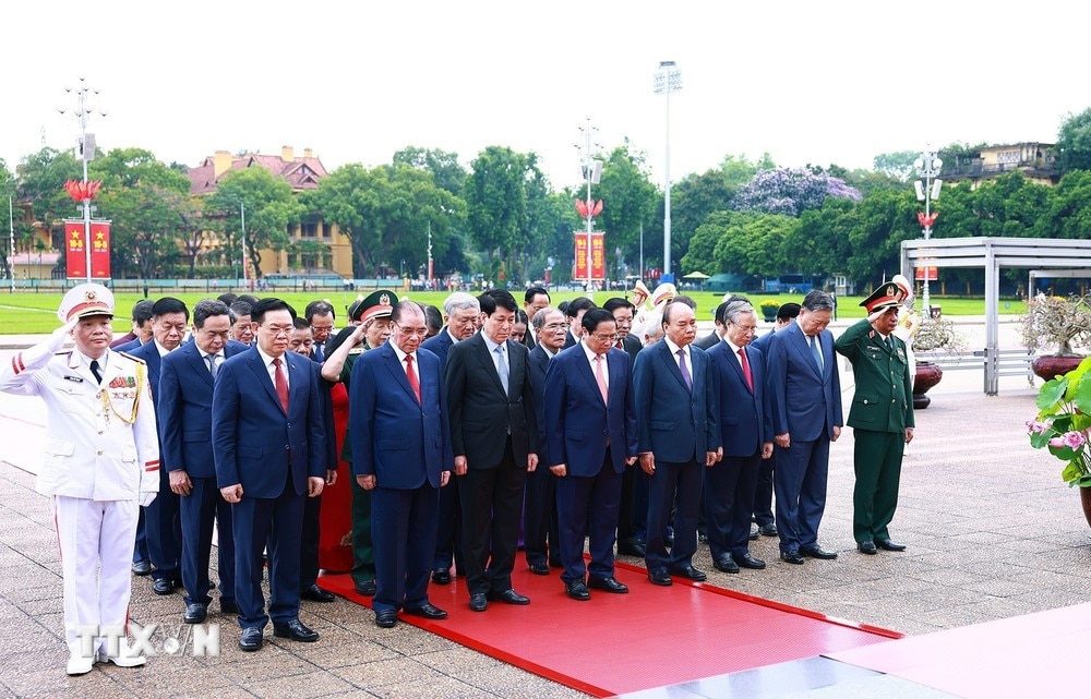 Đoàn đại biểu lãnh đạo, nguyên lãnh đạo Đảng, Nhà nước đặt vòng hoa và vào Lăng viếng Chủ tịch Hồ Chí Minh. (Ảnh: Dương Giang/TTXVN)