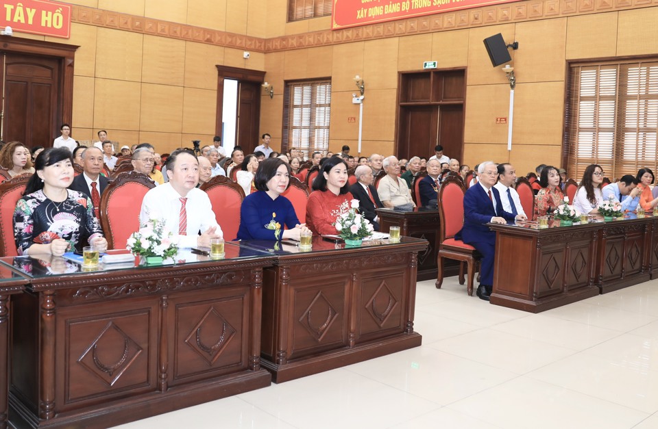 Các đại biểu tham dự buổi lễ.