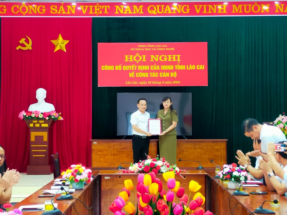 Đồng chí Giàng Thị Dung – Phó Chủ tịch UBND tỉnh Lào Cai trao quyết định bổ nhiệm chức vụ Phó Giám đốc Sở Khoa học và Công nghệ tỉnh cho ông Nguyễn Minh Tuấn.