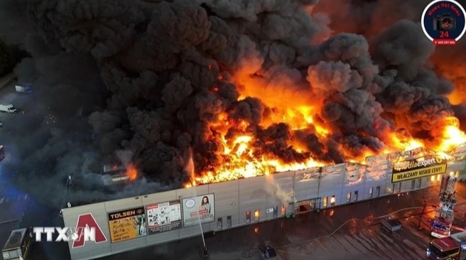 Lập ban hỗ trợ người Việt bị thiệt hại trong vụ cháy trung tâm thương mại ở Ba Lan- Ảnh 1.