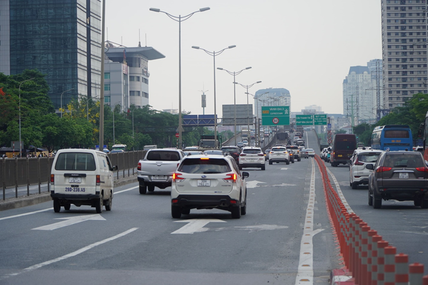 Lắp cọc tiêu, giảm xung đột trên cầu vượt thép Mai Dịch- Ảnh 1. Lắp cọc tiêu, giảm xung đột trên cầu vượt thép Mai Dịch- Ảnh 1.