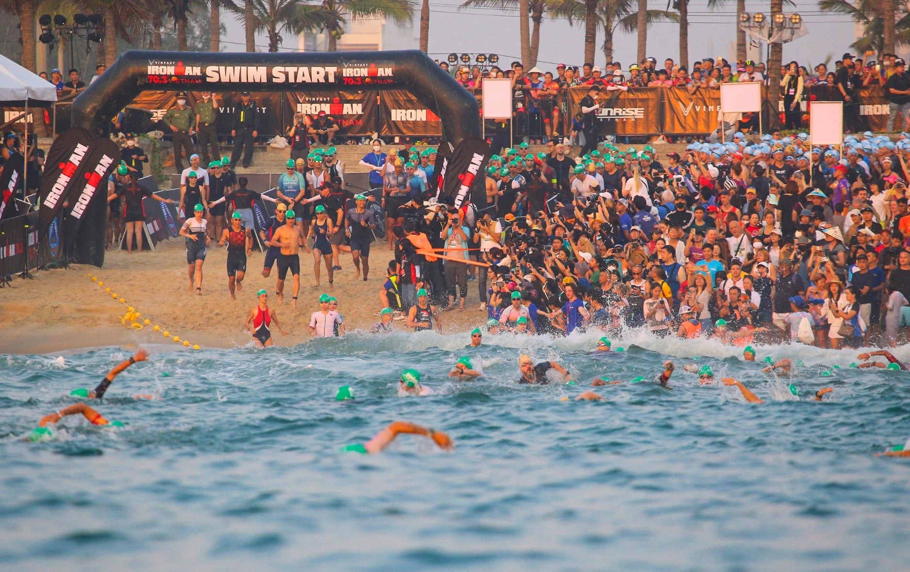 Lập kỷ lục số VĐV Việt Nam tham gia VinFast IRONMAN 70.3 Việt Nam- Ảnh 1. Lập kỷ lục số VĐV Việt Nam tham gia VinFast IRONMAN 70.3 Việt Nam- Ảnh 1.
