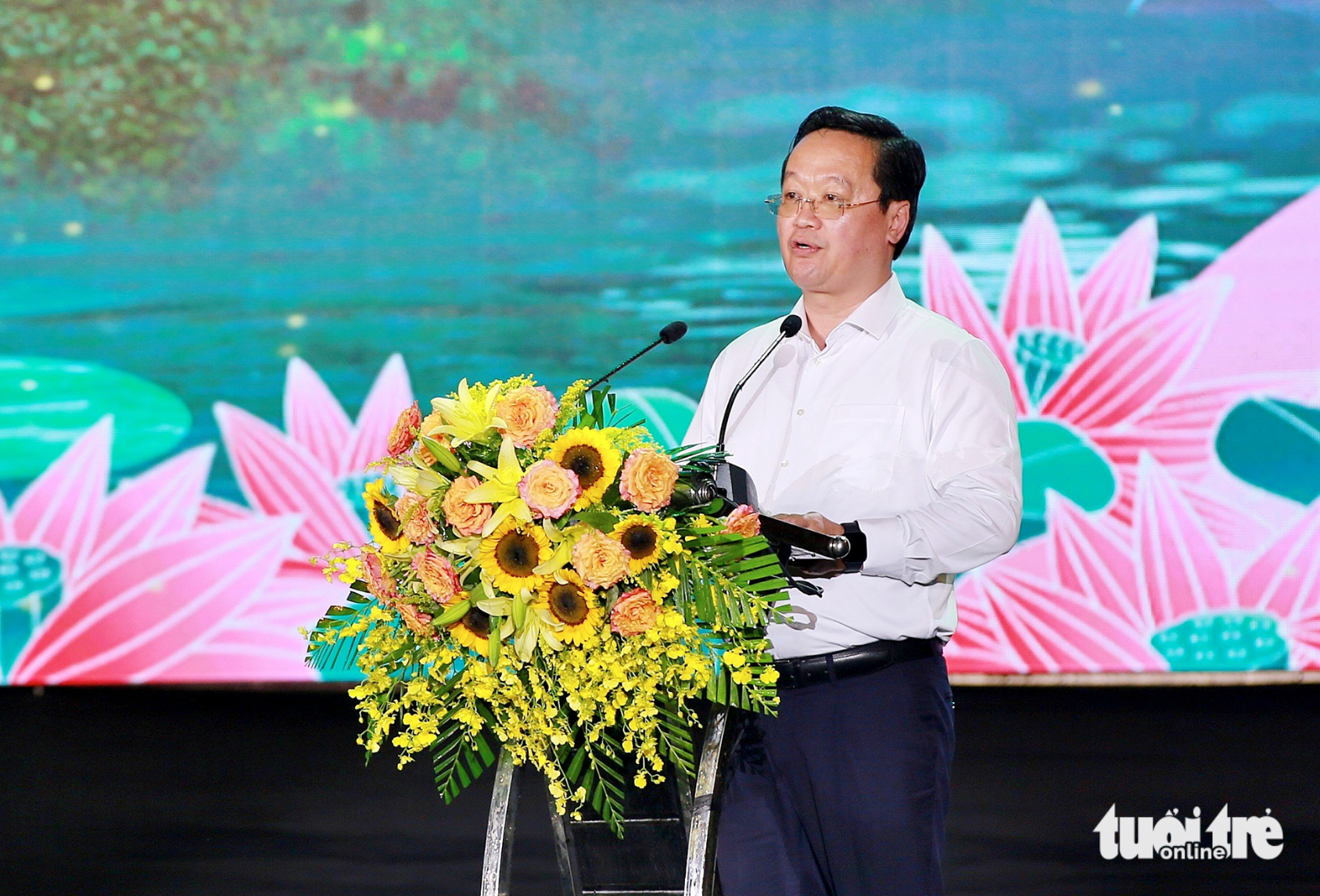 Lễ hội Làng Sen 'Quê hương mùa sen nở'- Ảnh 1. Ông Nguyễn Đức Trung - chủ tịch UBND tỉnh Nghệ An - phát biểu tại khai mạc Lễ hội Làng Sen tối 11-5 - Ảnh: DOÃN HÒA