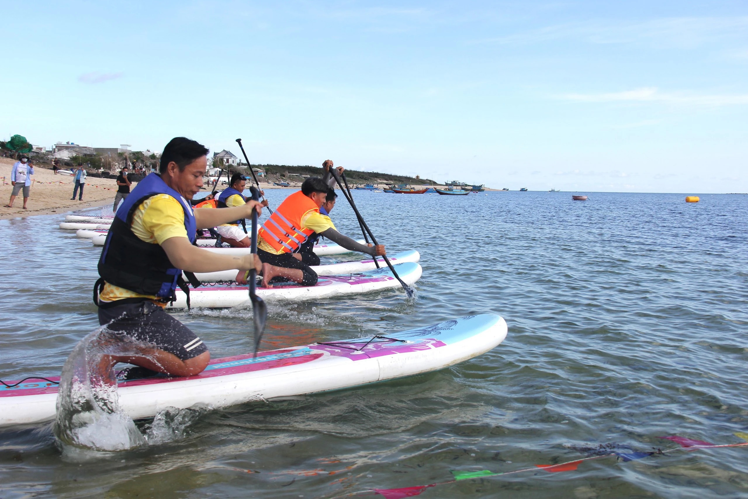 Lễ hội đua thuyền lần đầu tổ chức trên đảo Phú Quý- Ảnh 1.