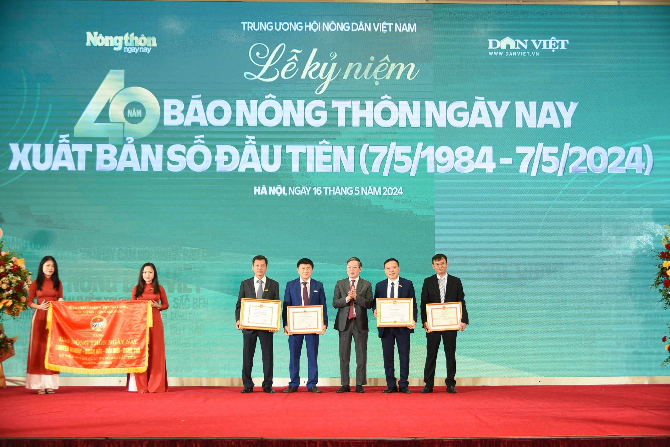 Ảnh ấn tượng tuần: Lễ kỷ niệm 40 năm Báo Nông thôn Ngày nay xuất bản số đầu tiên- Ảnh 1. Ảnh ấn tượng tuần: Lễ kỷ niệm 40 năm Báo Nông thôn Ngày nay xuất bản số đầu tiên- Ảnh 1.