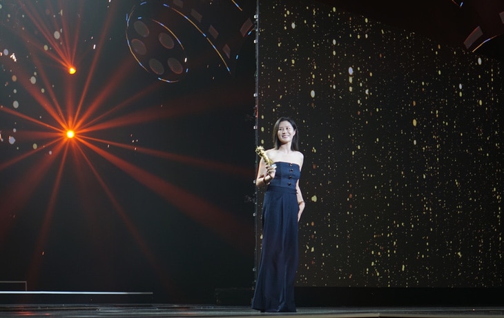 Minh tinh Moon So Ri cầm chiếc cúp vàng của Liên hoan phim châu Á Đà Nẵng lần thứ nhất - Ảnh: TRẦN MẶC