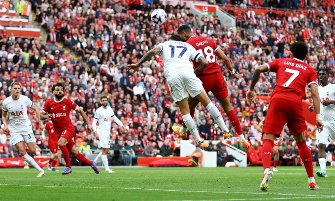 Cody Gakpo (số 18) đánh đầu nâng tỷ số lên 3-0 cho Liverpool trước Tottenham, trên sân Anfield, vòng 36 Ngoại hạng Anh ngày 5/5/2024. Ảnh: Reuters