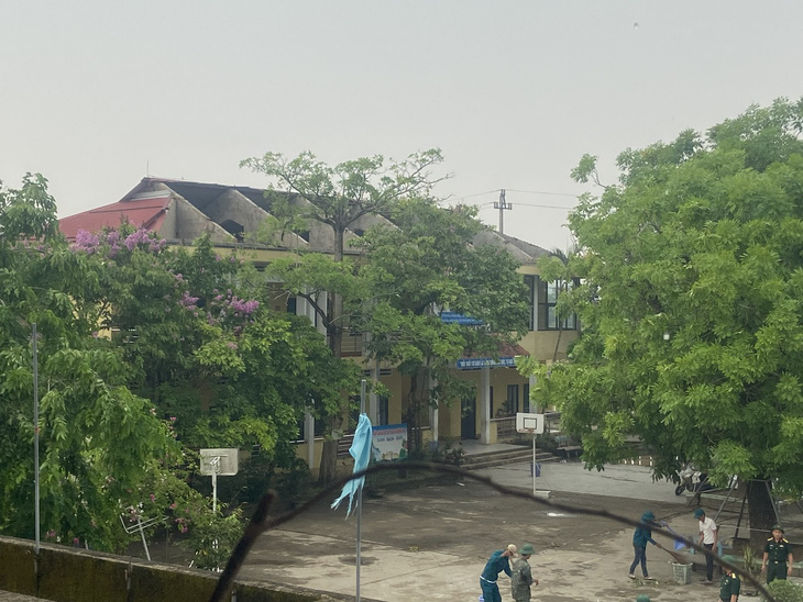 Lốc xoáy tàn phá một trường tiểu học ở Huế, buộc học sinh nghỉ học- Ảnh 1. Trường tiểu học Phú Lương 1 (huyện Phú Vang, tỉnh Thừa Thiên Huế bị lốc xoáy tàn phá, buộc học sinh nghỉ học - Ảnh: Phòng GD&ĐT huyện Phú Vang