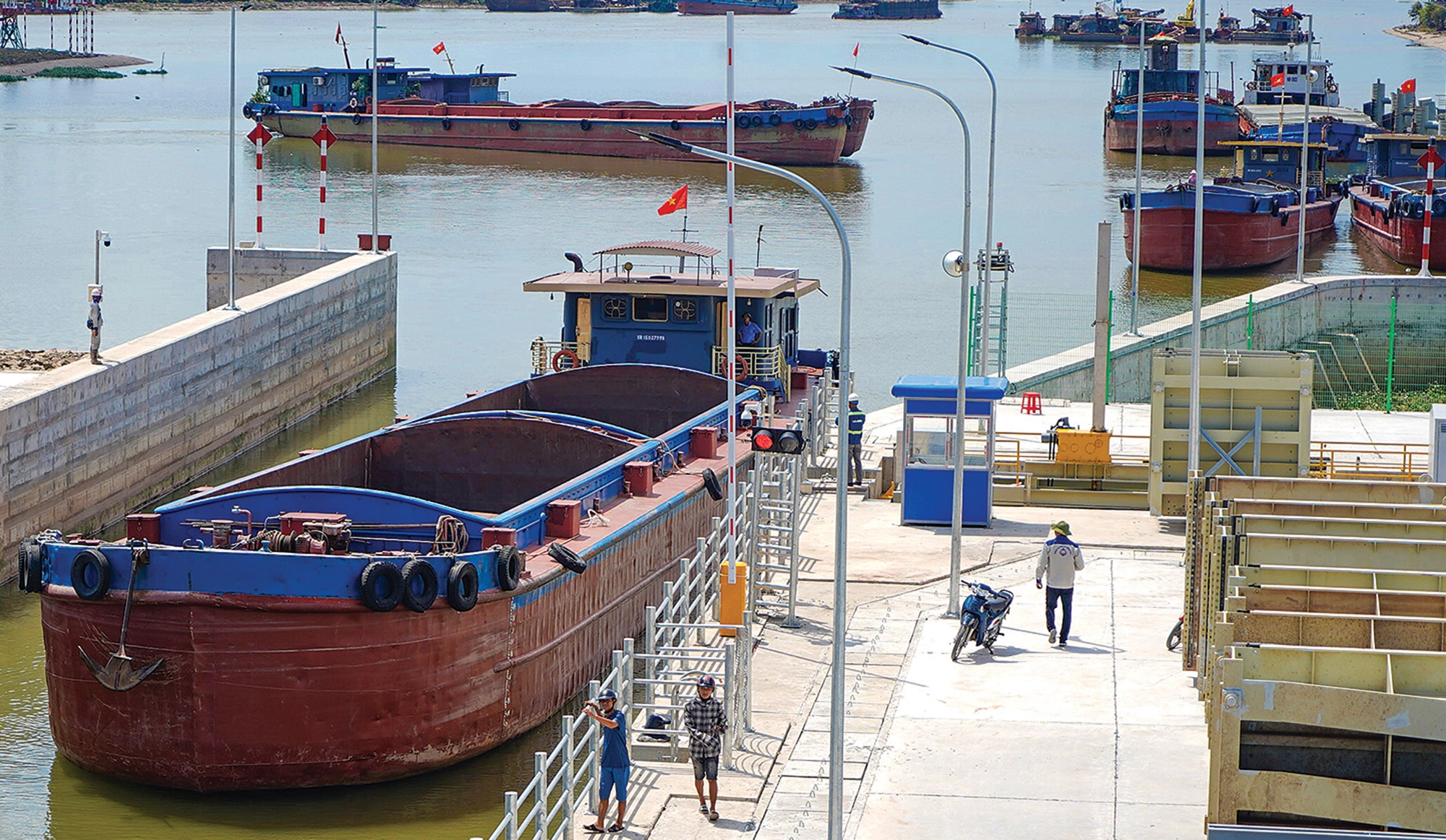 Lợi lớn nhờ tăng đầu tư đường thủy, đường sắt- Ảnh 1. Lợi lớn nhờ tăng đầu tư đường thủy, đường sắt- Ảnh 1.