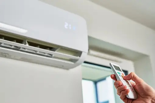 Lỗi sử dụng máy lạnh có thể gây hại- Ảnh 1. Sự thay đổi đột ngột giữa nhiệt độ trong phòng máy lạnh và ngoài trời nắng nóng có thể gây hại cho cơ thể
