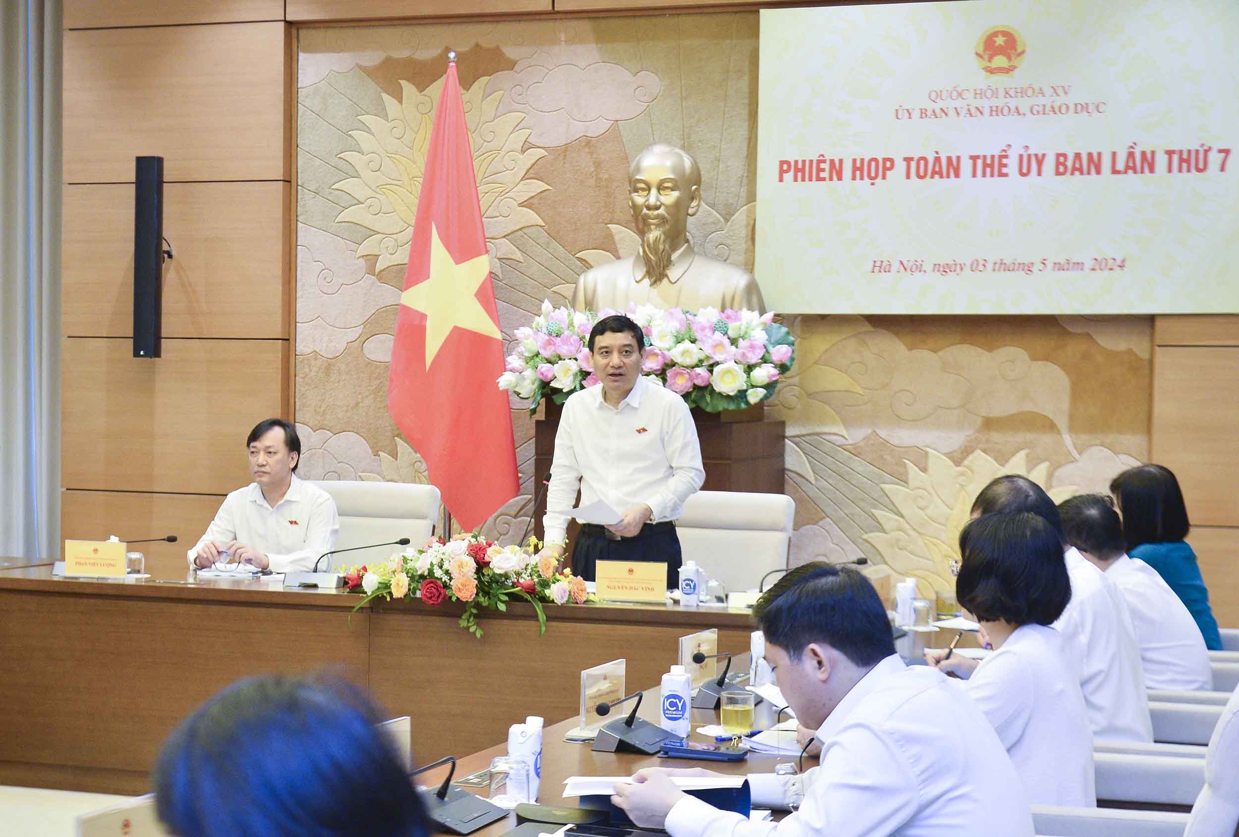 'Luật nào cũng đề nghị thành lập quỹ thì hiệu quả chưa cao'- Ảnh 1. Chủ nhiệm Ủy ban Văn hóa - Giáo dục Nguyễn Đắc Vinh phát biểu khai mạc phiên họp toàn thể thứ 7 của ủy ban