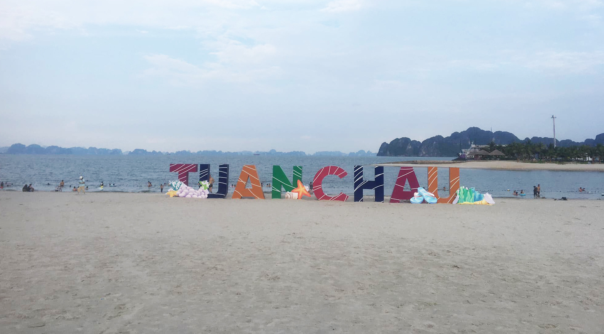 Lùm xùm chuyện thu phí bãi biển, Tập đoàn Tuần Châu nói thông tin trên mạng không đầy đủ- Ảnh 1. Du khách không lưu trú tại khách sạn thuộc Tập đoàn Tuần Châu, khi đến bãi biển Tuần Châu để tắm hoàn toàn được miễn phí, nhưng tổ chức chơi team building sẽ phải đóng phí với mức 30.000 đồng/người - Ảnh: TIẾN THẮNG