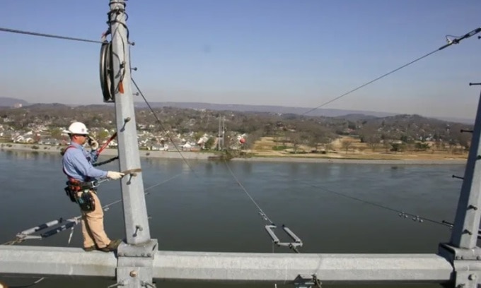 Công nhân EPB lắp đặt cáp quang trên mặt sông Tennesseel. Ảnh: EPB of Chattanooga