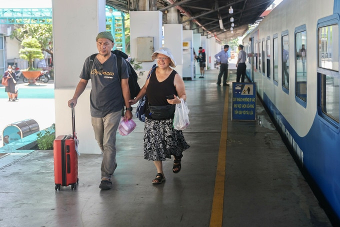 Du khách trên chuyến tàu chất lượng cao Sài Gòn - Đà Nẵng, tháng 4. Ảnh: Quỳnh Trần