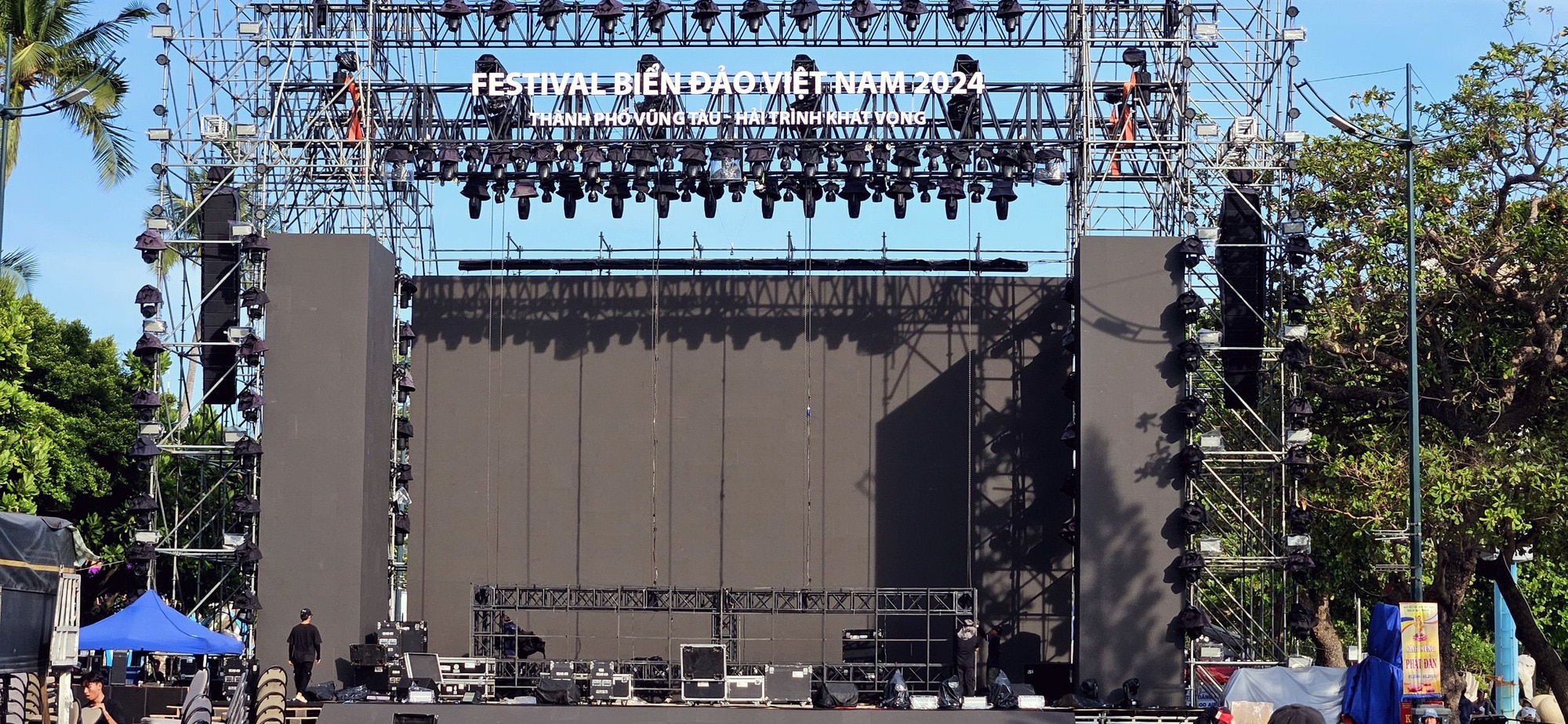 Sân khấu đêm ca nhạc 'Hải trình khát vọng' - điểm nhấn của 'Festival biển đảo Việt Nam 2024' tại Vũng Tàu đã dựng gần như xong trên đường Quang Trung - Ảnh: ĐÔNG HÀ