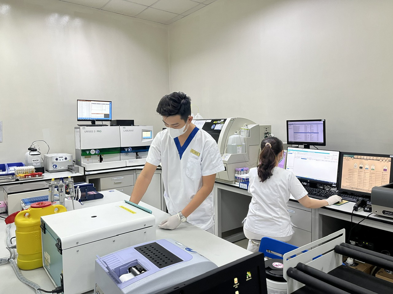Mang lại chất lượng điều trị theo tiêu chuẩn quốc tế để người Việt không ra nước ngoài chữa bệnh- Ảnh 1. Khoa xét nghiệm của Bệnh viện Đa khoa quốc tế Vinmec Central Park- Ảnh: THÙY DƯƠNG