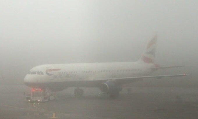 Sương mù dày đặc ở sân bay Heathrow. Ảnh: PA