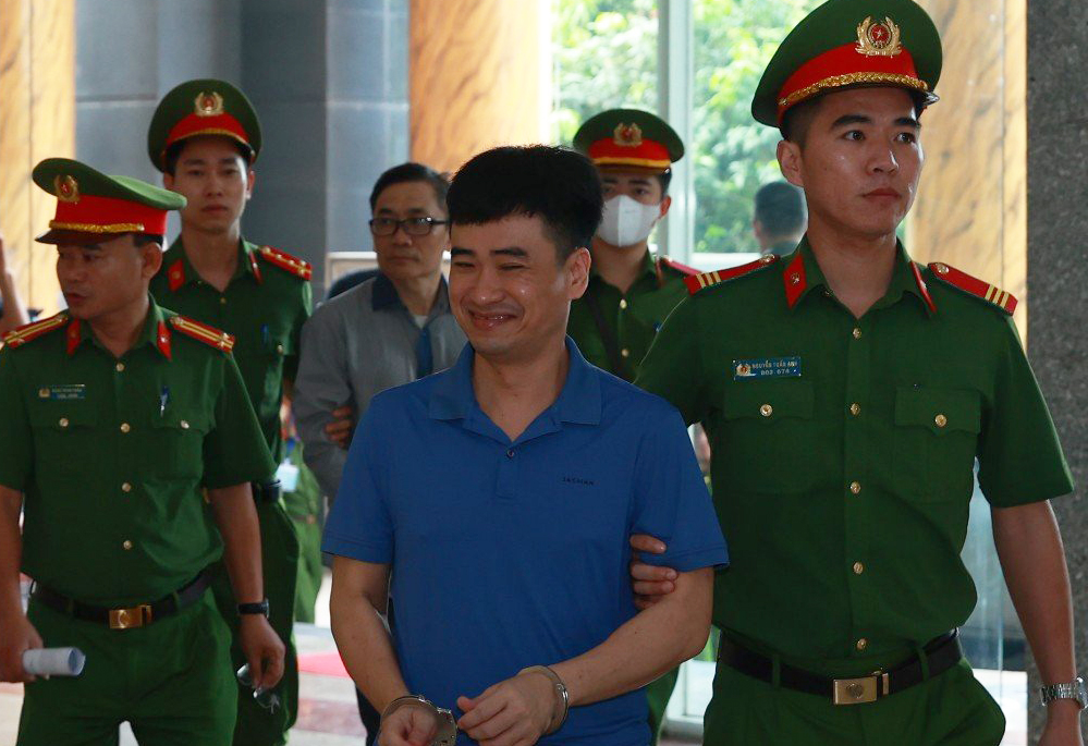 Mẹ và vợ Tổng giám đốc Công ty Việt Á muốn được trả lại hơn 400 tỉ- Ảnh 1. Mẹ và vợ Tổng giám đốc Công ty Việt Á muốn được trả lại hơn 400 tỉ- Ảnh 1.