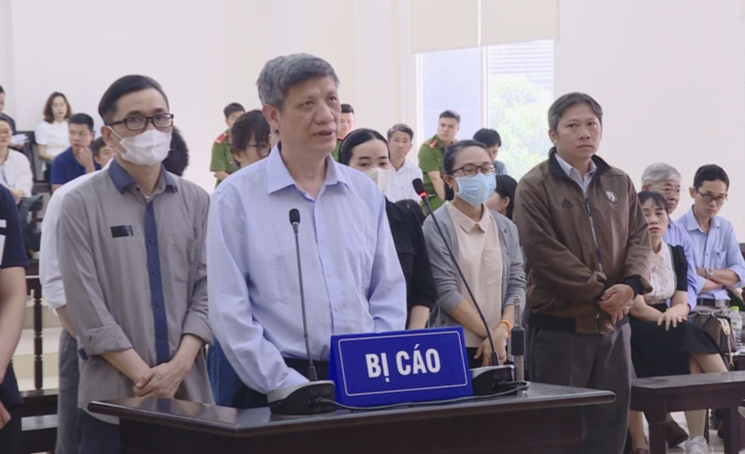 Mẹ và vợ Tổng giám đốc Công ty Việt Á muốn được trả lại hơn 400 tỉ- Ảnh 2. Mẹ và vợ Tổng giám đốc Công ty Việt Á muốn được trả lại hơn 400 tỉ- Ảnh 2.