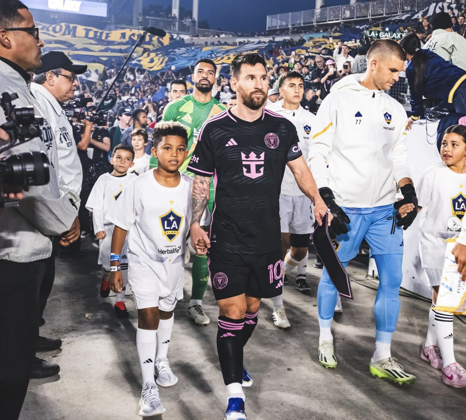 Messi chinh phục CĐV Mỹ, Real Madrid và Barcelona cùng giải Ngoại hạng Anh muốn chia phần- Ảnh 1. Messi chinh phục CĐV Mỹ, trận nào có anh thi đấu các sân đều chật kín khán giả bất kể trên các sân có sức chứa rất lớn