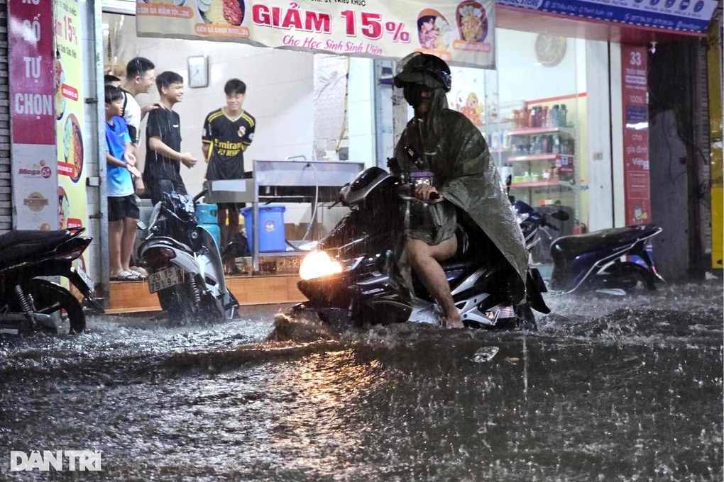 Miền Bắc bắt đầu mưa lớn, cảnh báo Hà Nội ngập lụt - 1