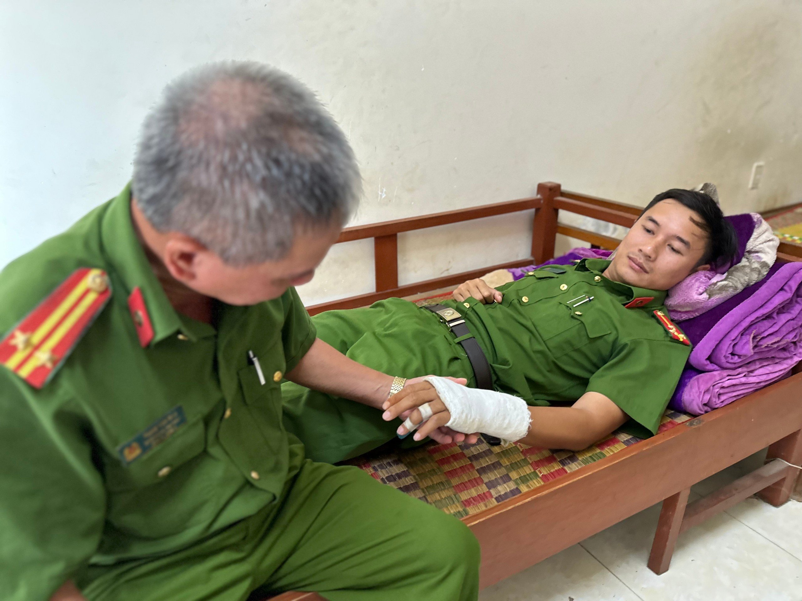 Một công an bị thương khi ngăn chặn nhóm người mang hung khí đi chém nhau- Ảnh 1. Thượng úy Trần Đức Tài đang điều trị tại Trung tâm y tế H.Ba Tơ (Quảng Ngãi)