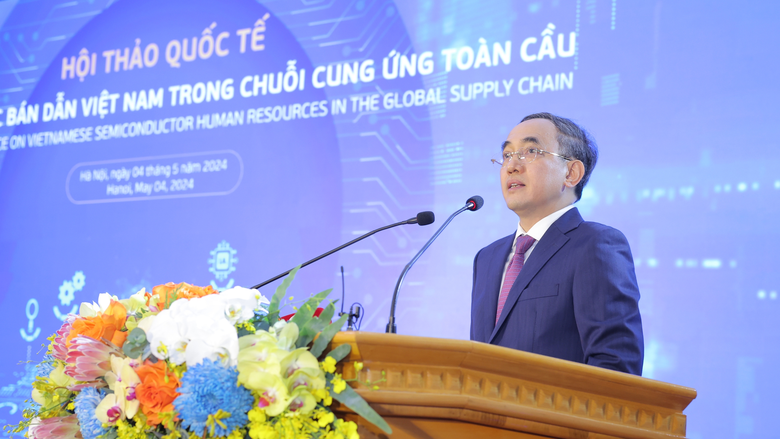 Một doanh nghiệp đặt mục tiêu tham gia đáp ứng 40% nhân lực bán dẫn cả nước- Ảnh 1. Ông Hồ Xuân Năng, Chủ tịch tập đoàn Phenikaa, cam kết đồng hành cùng Chính phủ phát triển nguồn nhân lực chất lượng cao phục vụ công nghiệp bán dẫn