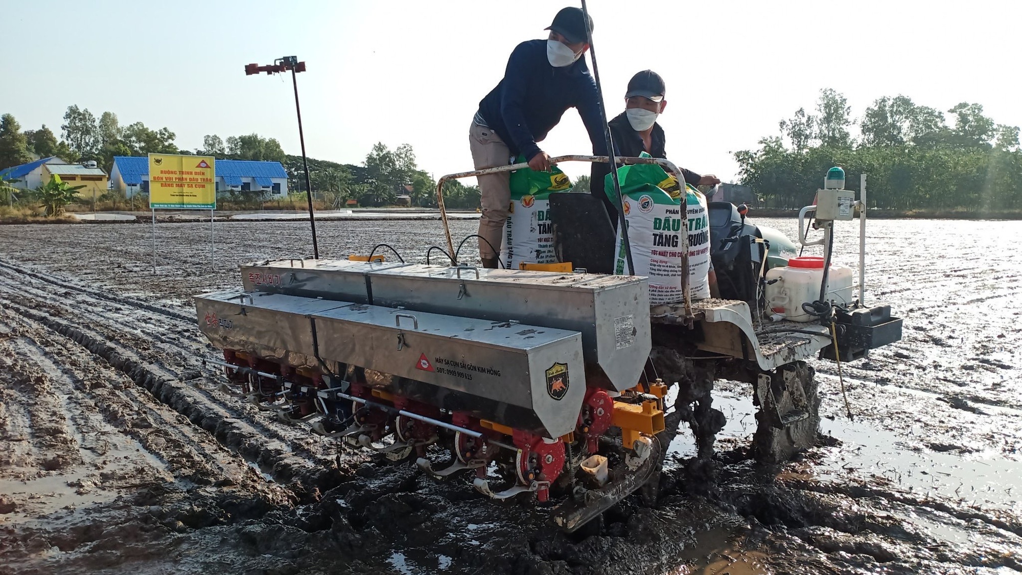 Một loại máy giúp người trồng lúa giảm 60-70% lượng hạt giống, lúa lên khoẻ, cho thu nhập vượt trội- Ảnh 1. Một loại máy giúp người trồng lúa giảm 60-70% lượng hạt giống, lúa lên khoẻ, cho thu nhập vượt trội- Ảnh 1.