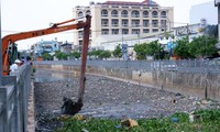 Cấp tập 'giải cứu' kênh Nước Đen ngập rác ở TPHCM