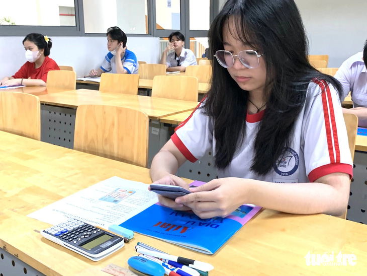 Muốn vào Đại học Quốc gia TP.HCM, chọn phương thức xét tuyển nào để điểm chuẩn 'dễ thở'?- Ảnh 1. Thí sinh dự thi đánh giá năng lực đợt 1 năm 2024 do Đại học Quốc gia TP.HCM tổ chức. Năm nay đại học này dự kiến dành khoảng 45% tổng chỉ tiêu của ngành/nhóm ngành/chương trình cho phương thức xét kết quả thi đánh giá năng lực - Ảnh: TRẦN HUỲNH