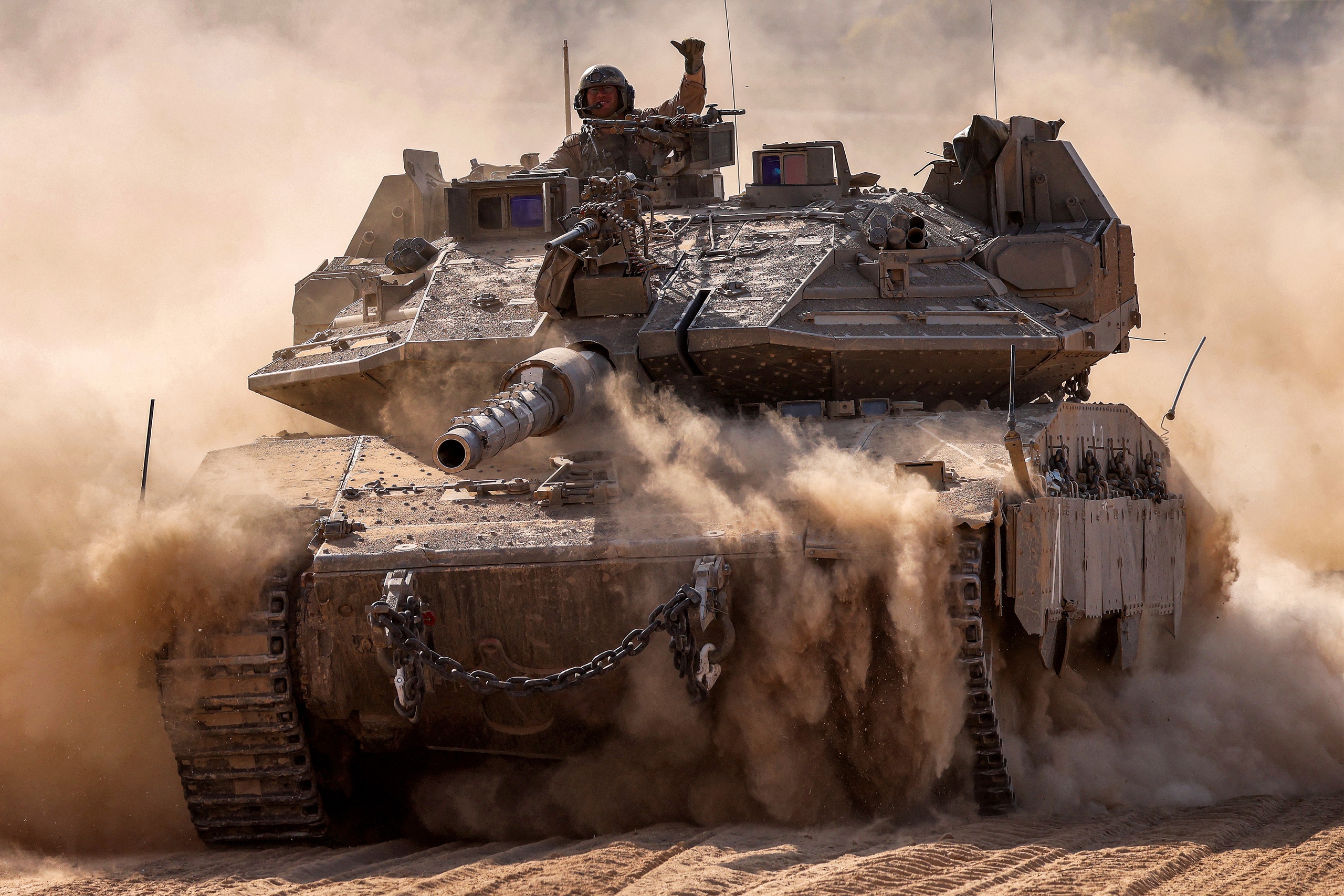 Mỹ xúc tiến gửi hơn 1 tỉ USD vũ khí cho Israel bất chấp căng thẳng Rafah- Ảnh 1. Xe tăng của Israel hoạt động gần biên giới Gaza hôm 13.5