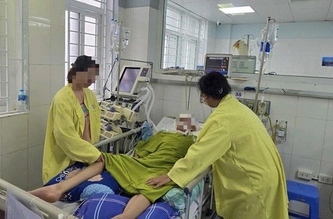 Hình ảnh em Đ. thời điểm được điều trị tích cực tại Bệnh viện Đa khoa tỉnh Phú Thọ - Ảnh: ANH LONG