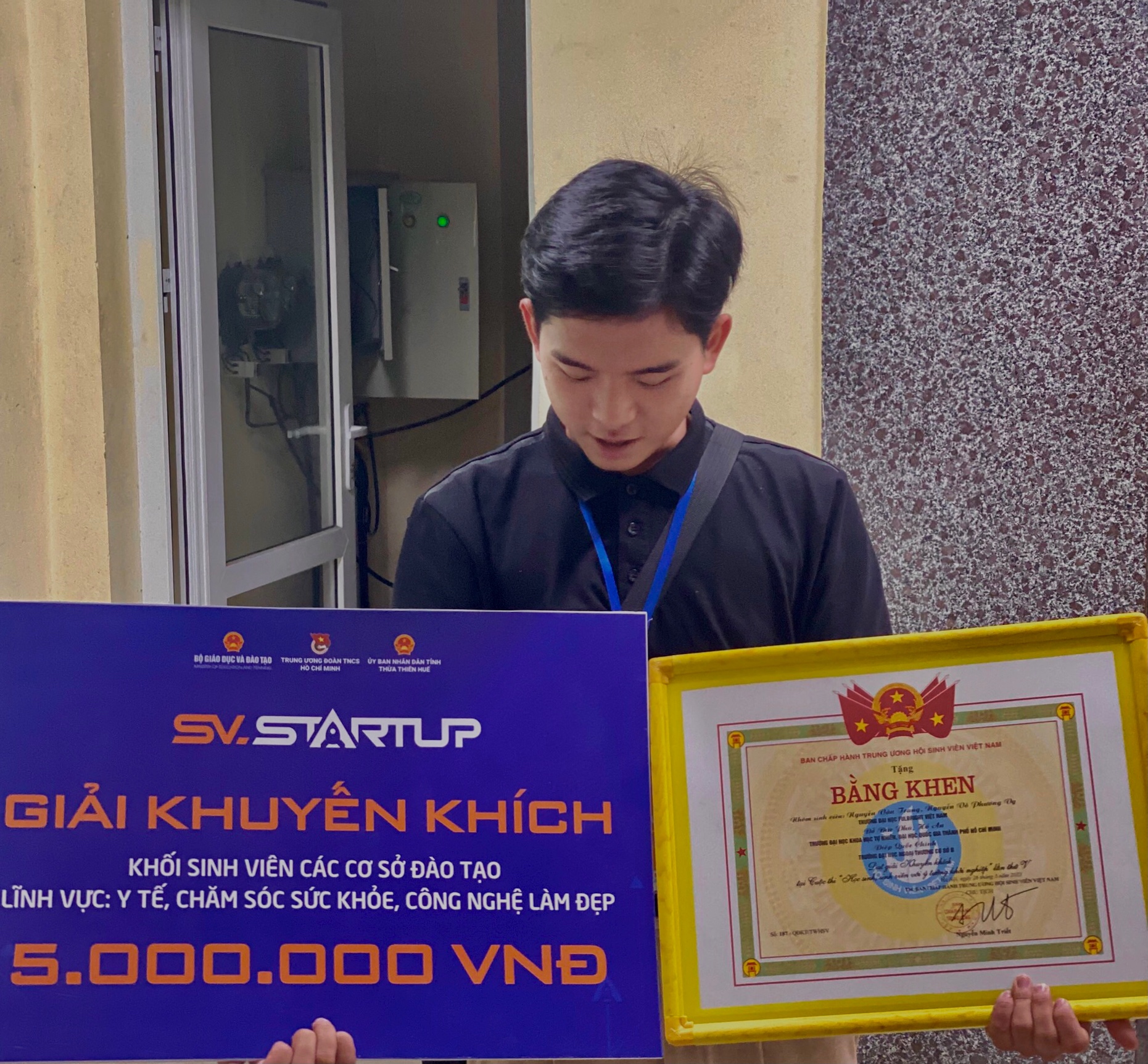 Nam sinh từng nhận học bổng trị giá 100 triệu đồng, tốt nghiệp thủ khoa - Ảnh 3. Quốc Chinh đạt giải trong cuộc thi Sinh viên với ý tưởng khởi nghiệp