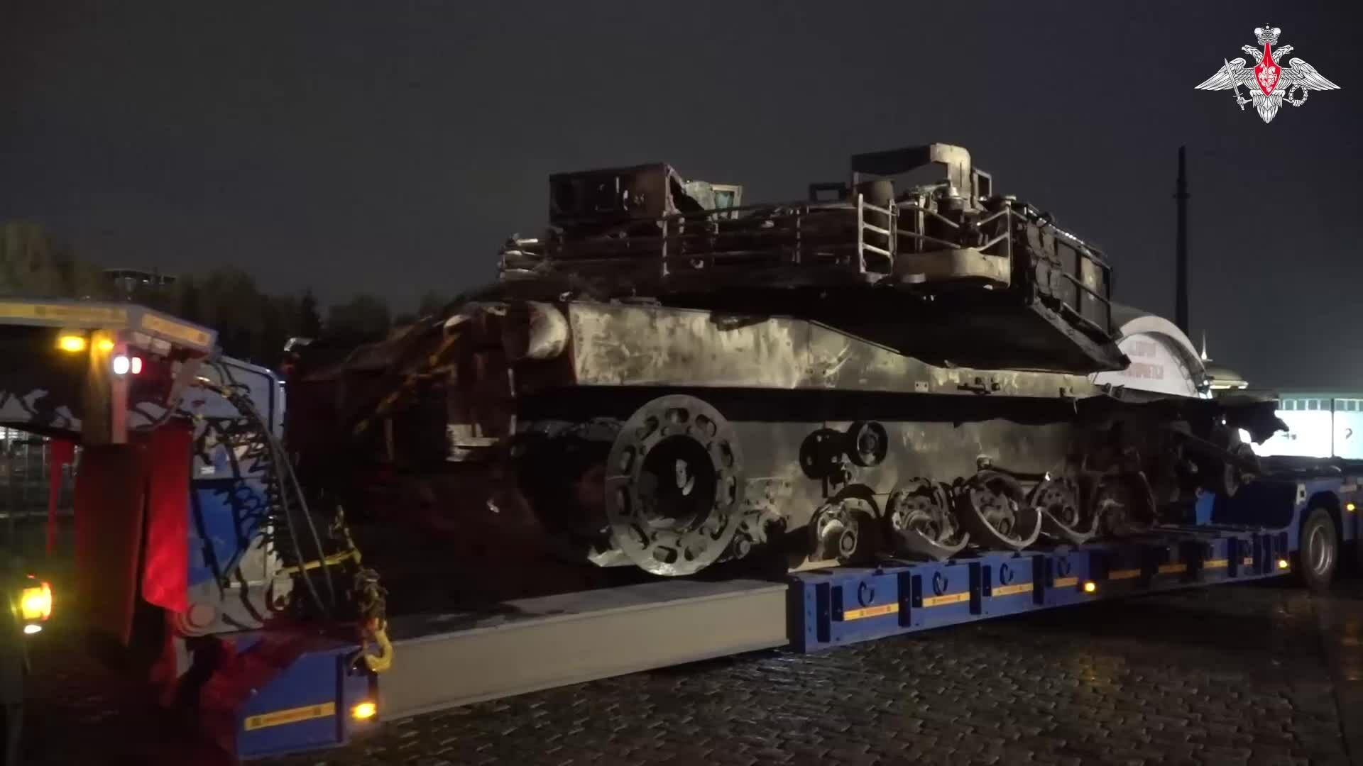 Nga trưng bày xe tăng Abrams, xe phá mìn 4 triệu USD tại Moskva