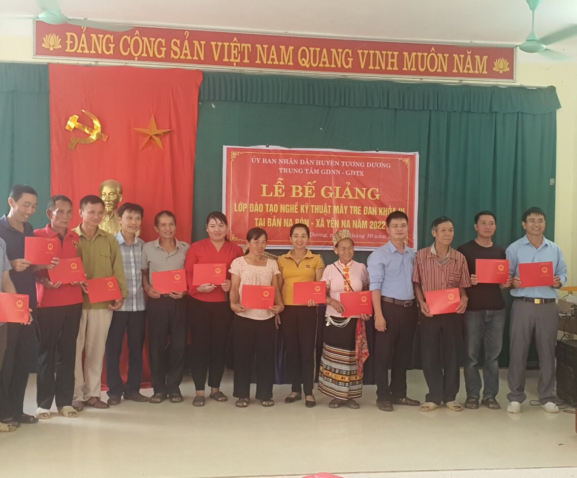 Trao chứng chỉ cho các học viên hoàn thành khóa học nghề mây tre đan tại xã Yên Na huyện Tương Dương Trao chứng chỉ cho các học viên hoàn thành khóa học nghề mây tre đan tại xã Yên Na huyện Tương Dương
