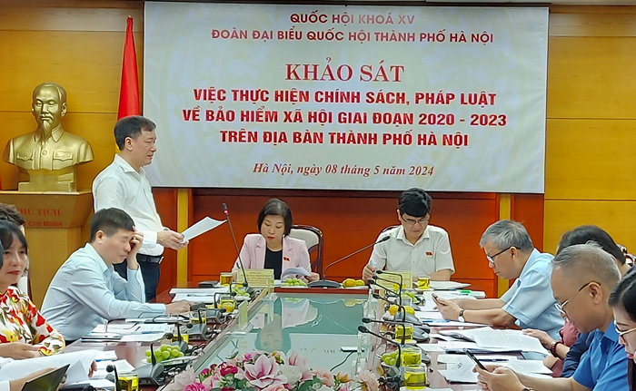 Gi&aacute;m đốc BHXH TP H&agrave; Nội Phan Văn Mến th&ocirc;ng tin tới Đo&agrave;n khảo s&aacute;t